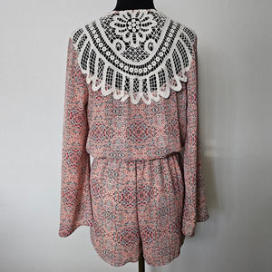 EUC *DR2* Daniel Rainn Women's Crochet Back Bell Sleeves Romper Shorts Medium M
